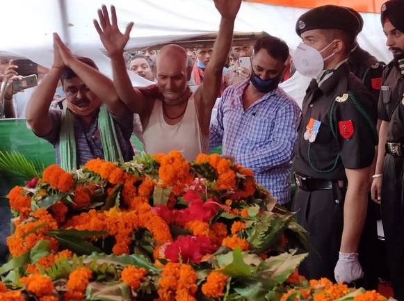 शहादत पर गर्व, परिवार गमगीन, शहीद को अंतिम विदाई देने उमड़ा जनसैलाब