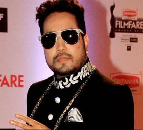 राखी को जबरदस्ती Kiss करने से जेल जाने तक, वो मौके जब विवादों में आए मीका सिंह