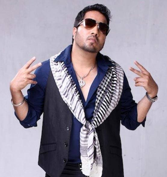 राखी को जबरदस्ती Kiss करने से जेल जाने तक, वो मौके जब विवादों में आए मीका सिंह