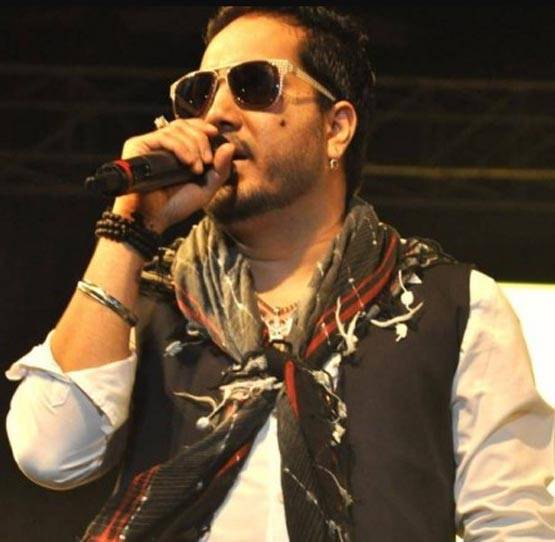 राखी को जबरदस्ती Kiss करने से जेल जाने तक, वो मौके जब विवादों में आए मीका सिंह