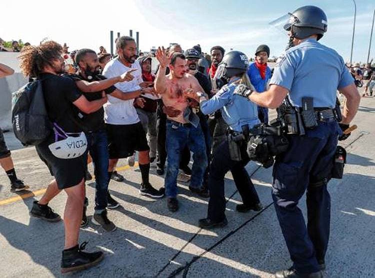 US: अश्वेत नागरिक के लिए इंसाफ मांग रहे प्रदर्शनकारियों के बीच घुसा ट्रक, फिर...