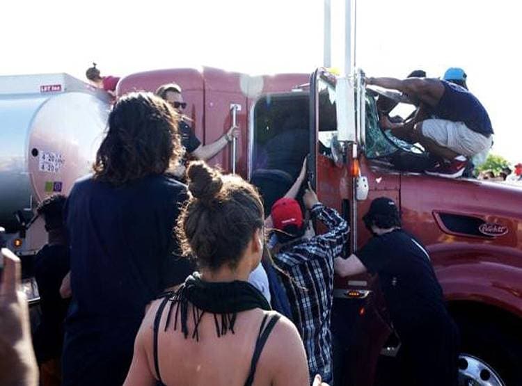 US: अश्वेत नागरिक के लिए इंसाफ मांग रहे प्रदर्शनकारियों के बीच घुसा ट्रक, फिर...