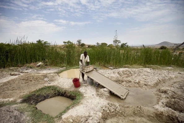 30 बच्चों का बाप है ये मजदूर, खुदाई में मिला 25 करोड़ का कीमती रत्न