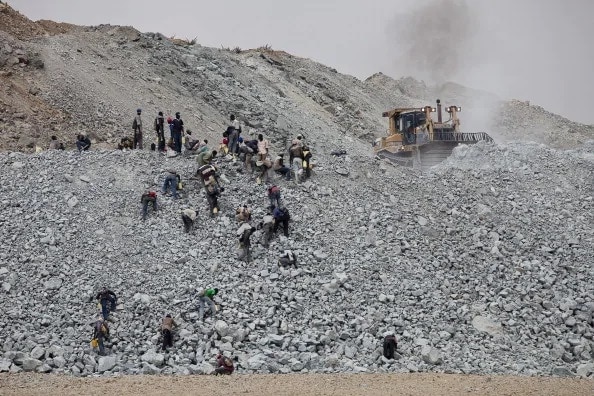 30 बच्चों का बाप है ये मजदूर, खुदाई में मिला 25 करोड़ का कीमती रत्न