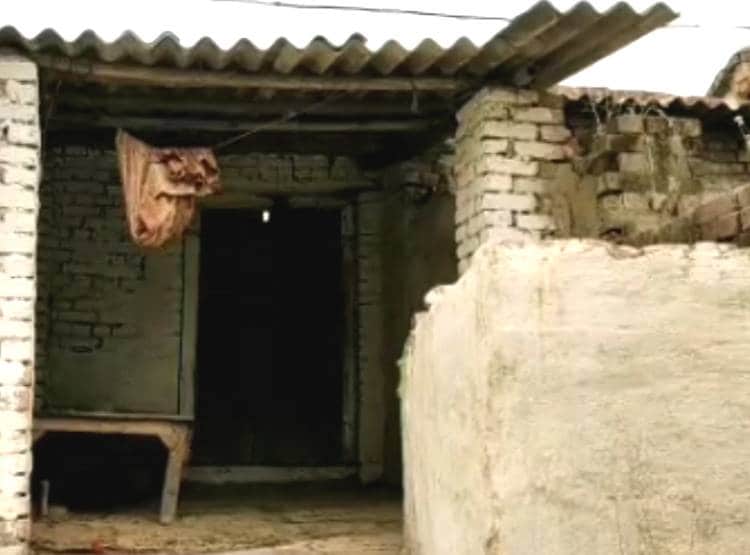 बदबू आने पर ताला तोड़ा तो अंदर मिले खून के धब्बे, गायब था कपल