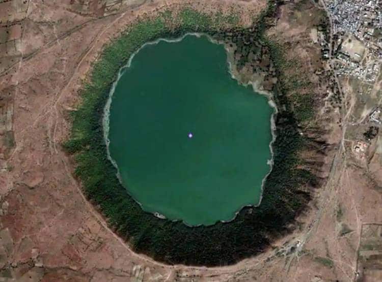 अचानक लाल हुआ लोनार झील का पानी, वैज्ञानिक हैरान, देखने उमड़ी भीड़