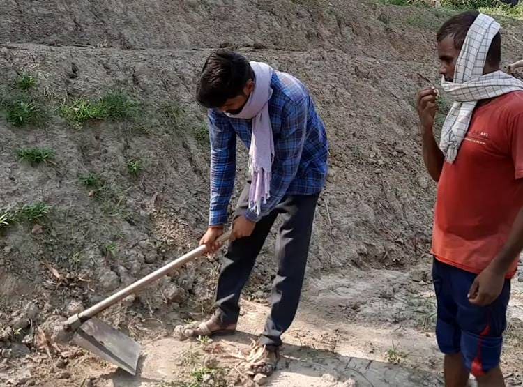 मनरेगा में फावड़ा चला रहे बीए-एमए डिग्री धारक, 201 रुपये रोज है मजदूरी
