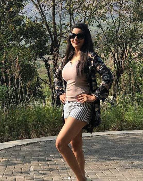 नेचर से है मोनालिसा को प्यार, विश्व पर्यावरण दिवस पर हसबेंड संग शेयर की फोटोज