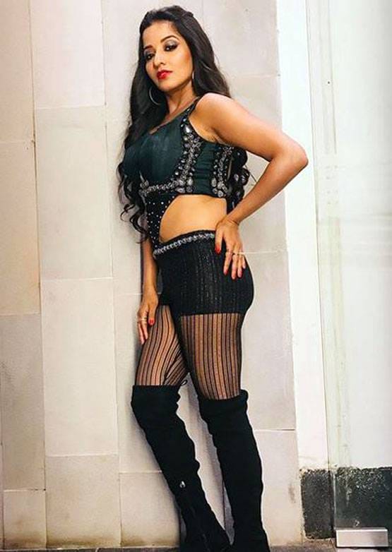 मोनालिसा का ग्लैमरस अवतार, पुराने दिनों को याद कर शेयर की फोटोज