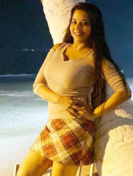 नेचर से है मोनालिसा को प्यार, विश्व पर्यावरण दिवस पर हसबेंड संग शेयर की फोटोज