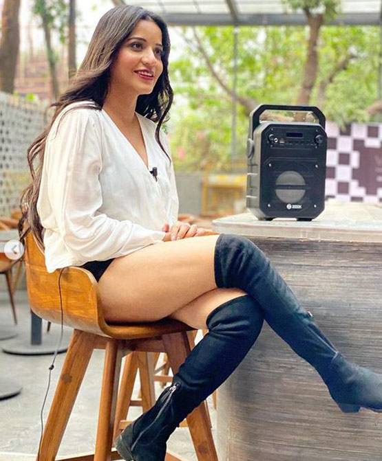 नेचर से है मोनालिसा को प्यार, विश्व पर्यावरण दिवस पर हसबेंड संग शेयर की फोटोज