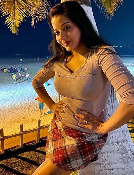 मोनालिसा का ग्लैमरस अवतार, पुराने दिनों को याद कर शेयर की फोटोज