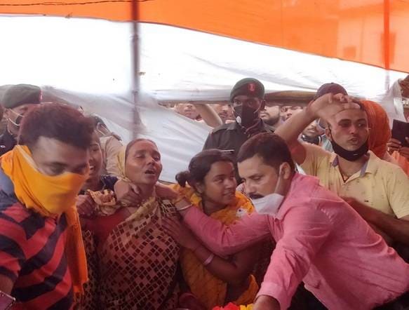 शहादत पर गर्व, परिवार गमगीन, शहीद को अंतिम विदाई देने उमड़ा जनसैलाब