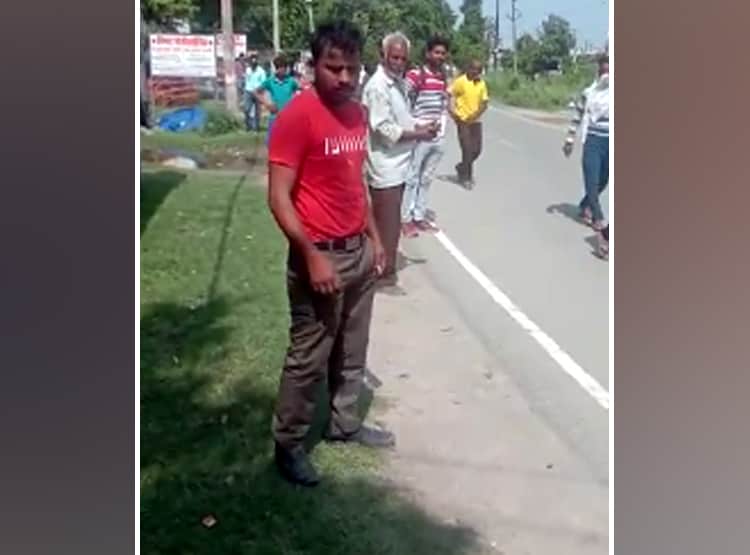 पति सरेआम काटता रहा पत्नी का गला, भीड़ बनाती रही मौत का वीडियो