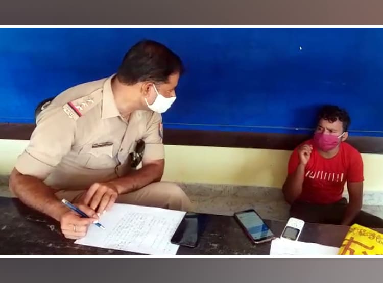 पति सरेआम काटता रहा पत्नी का गला, भीड़ बनाती रही मौत का वीडियो