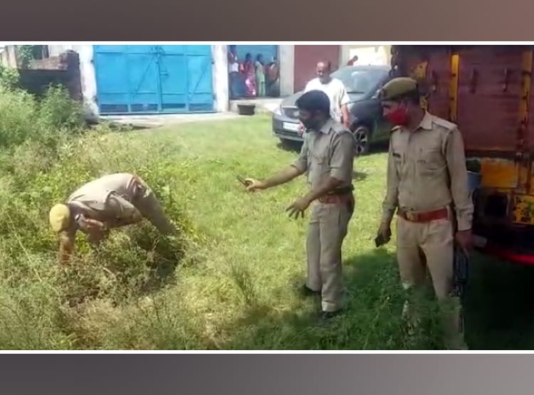 पति सरेआम काटता रहा पत्नी का गला, भीड़ बनाती रही मौत का वीडियो