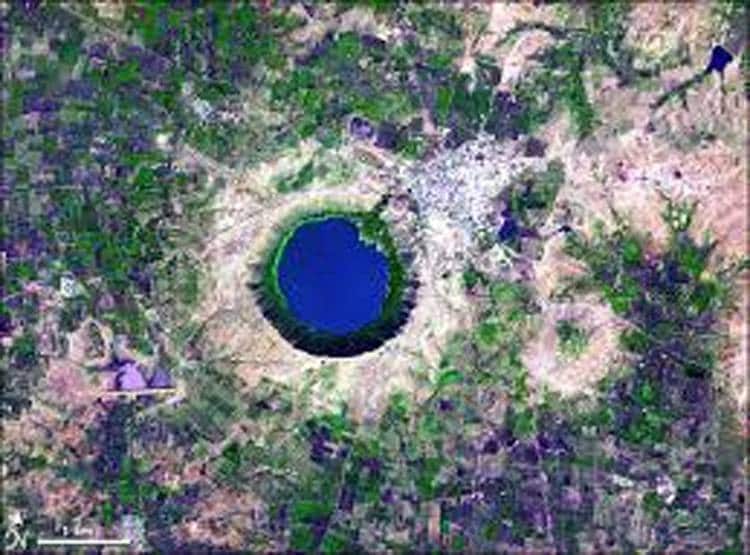 अचानक लाल हुआ लोनार झील का पानी, वैज्ञानिक हैरान, देखने उमड़ी भीड़