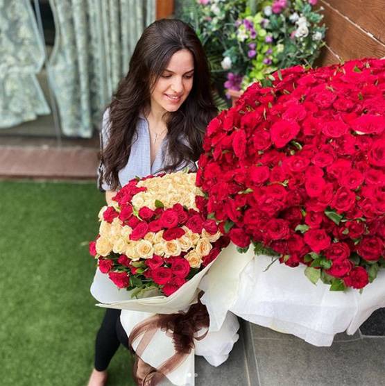 प्रेग्नेंट नताशा को हार्दिक ने दिए ढेरों गुलाब, एक्ट्रेस ने शेयर की फोटो