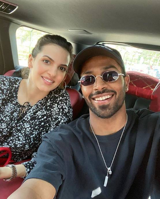 प्रेग्नेंट नताशा को हार्दिक ने दिए ढेरों गुलाब, एक्ट्रेस ने शेयर की फोटो