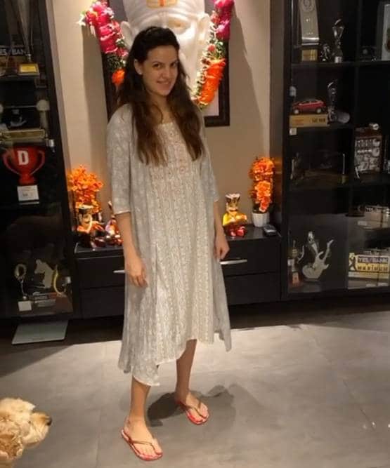 प्रेग्नेंट नताशा को हार्दिक ने दिए ढेरों गुलाब, एक्ट्रेस ने शेयर की फोटो