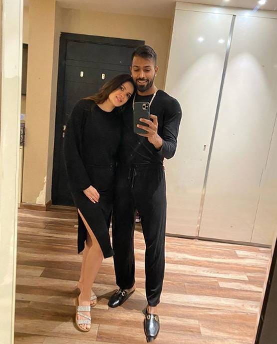 प्रेग्नेंट नताशा को हार्दिक ने दिए ढेरों गुलाब, एक्ट्रेस ने शेयर की फोटो