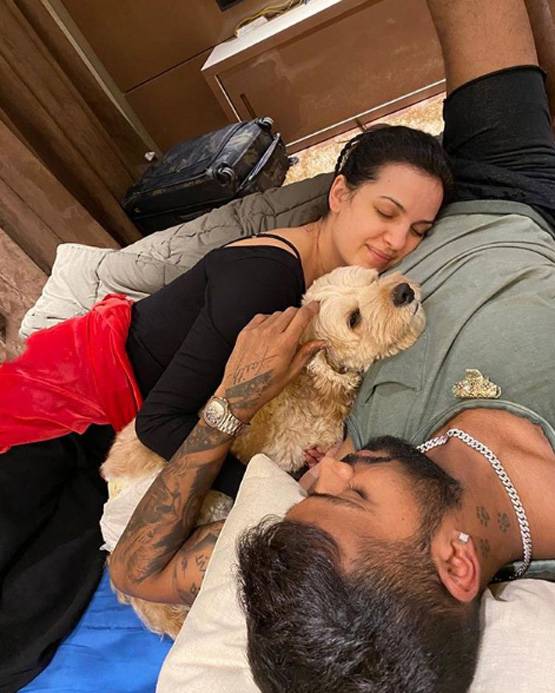 प्रेग्नेंट नताशा को हार्दिक ने दिए ढेरों गुलाब, एक्ट्रेस ने शेयर की फोटो