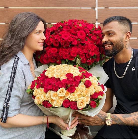 प्रेग्नेंट नताशा को हार्दिक ने दिए ढेरों गुलाब, एक्ट्रेस ने शेयर की फोटो