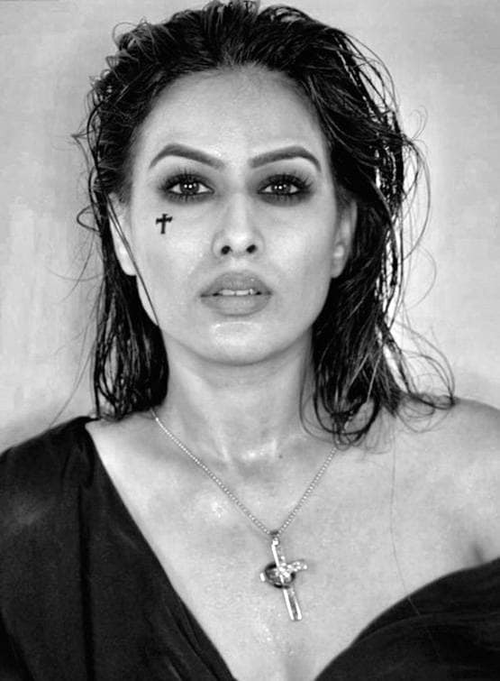 निया शर्मा ने बिखेरा खूबसूरती का जलवा, शेयर की मोनोक्रोम फोटोज