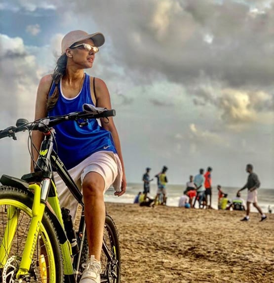 नागिन 4 के सेट पर पीली साड़ी में नजर आईं निया शर्मा, फोटोज Viral