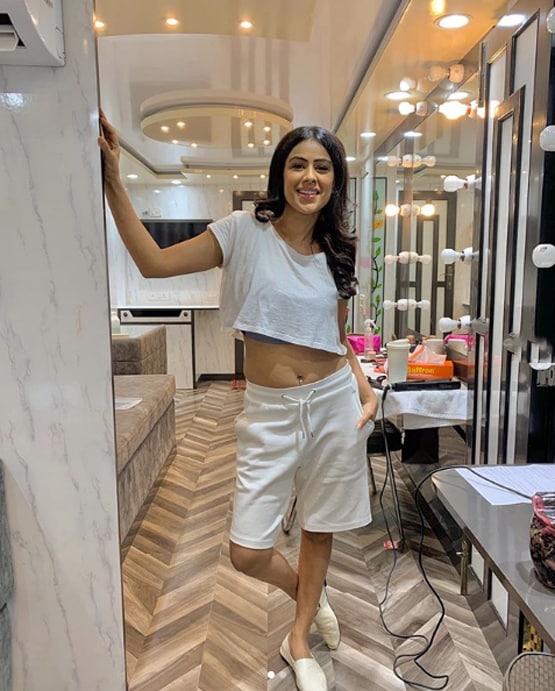 नागिन 4 के सेट पर पीली साड़ी में नजर आईं निया शर्मा, फोटोज Viral