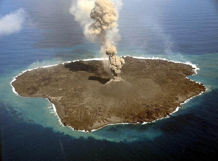 फिर फूटा यहां ज्वालामुखी, बहा इतना लावा कि नया टापू बन गया