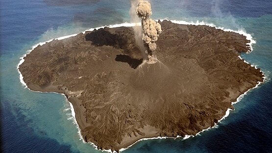 फिर फूटा यहां ज्वालामुखी, बहा इतना लावा कि नया टापू बन गया