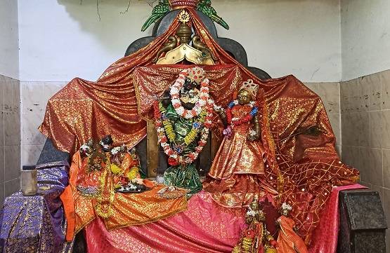 नदी में उभरे 500 साल पुराने मंदिर की क्या है कहानी, देखने उमड़े लोग