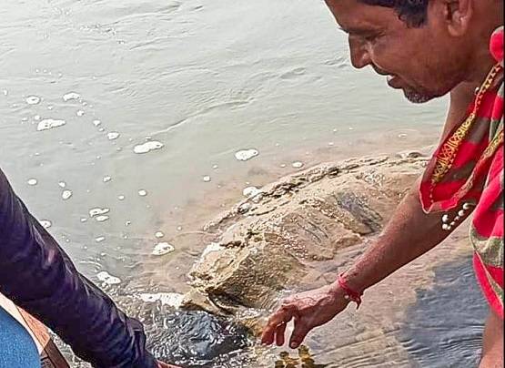 नदी में उभरे 500 साल पुराने मंदिर की क्या है कहानी, देखने उमड़े लोग