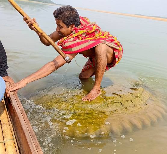 नदी में उभरे 500 साल पुराने मंदिर की क्या है कहानी, देखने उमड़े लोग