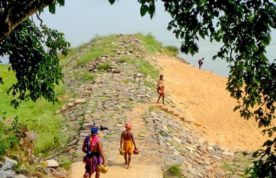 नदी में उभरे 500 साल पुराने मंदिर की क्या है कहानी, देखने उमड़े लोग