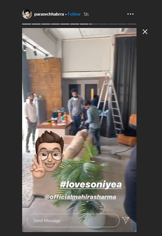 पारस ने सेलिब्रेट किया माहिरा शर्मा की मां का बर्थडे, मुंह पर लगाया केक