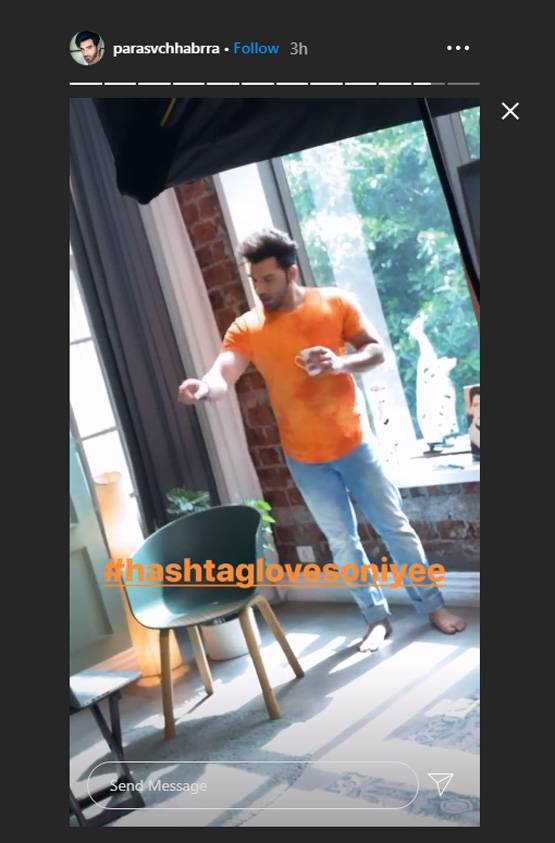 पारस ने सेलिब्रेट किया माहिरा शर्मा की मां का बर्थडे, मुंह पर लगाया केक