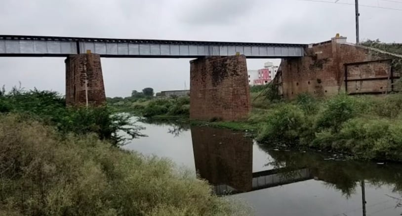 नाले के पानी में बहती दिखी बैंक की सैकड़ों पासबुक, गुस्साए लोग