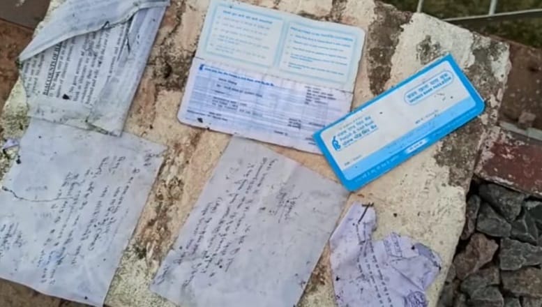 नाले के पानी में बहती दिखी बैंक की सैकड़ों पासबुक, गुस्साए लोग