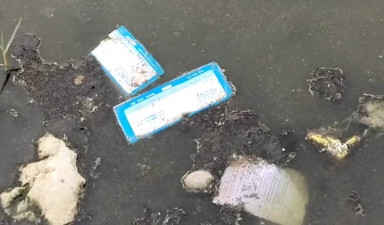 नाले के पानी में बहती दिखी बैंक की सैकड़ों पासबुक, गुस्साए लोग