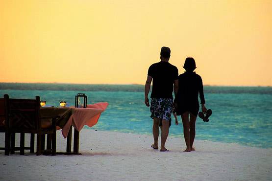 कोरोना संकट: शादी कैंसिल होने के बाद भी हनीमून पर जा रहे ये कपल