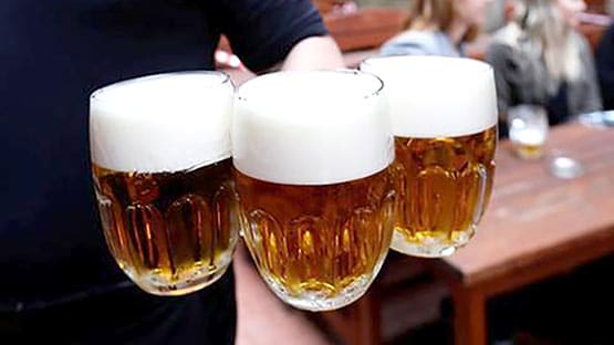 संग खाने-पीने से फैल रहा कोरोना! एक ही पब में गए 95 लोग पॉजिटिव