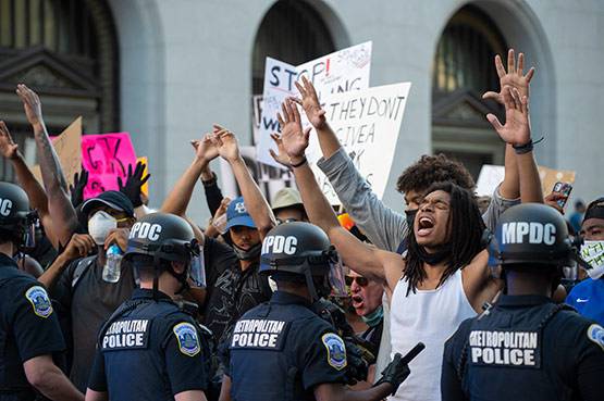 व्हाइट हाउस के बाहर चल रहे थे पत्थर, ट्रंप को जाना पड़ा अंडरग्राउंड बंकर में
