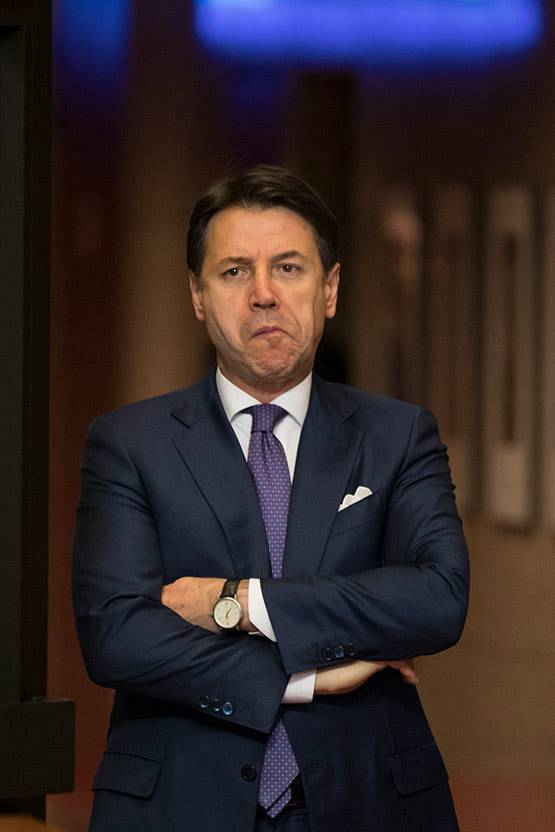 कोरोना को रोकने में रहे नाकाम? इस देश में पीएम से कई घंटे पूछताछ