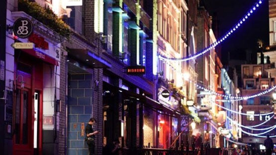 संग खाने-पीने से फैल रहा कोरोना! एक ही पब में गए 95 लोग पॉजिटिव