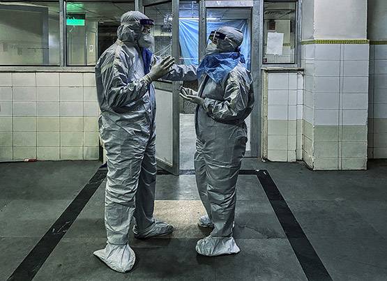 PPE किट और जीवनसाथी का संग, कोरोना से नवविवाहित डॉक्टर जोड़े की जंग