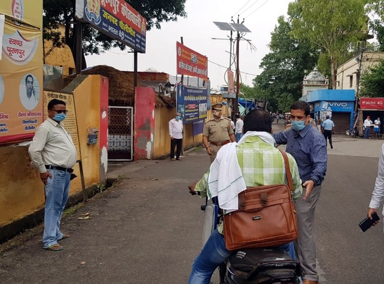 घायल को अस्पताल लेकर पहुंचे कलेक्टर, बदइंतजामी देख लिया एक्शन