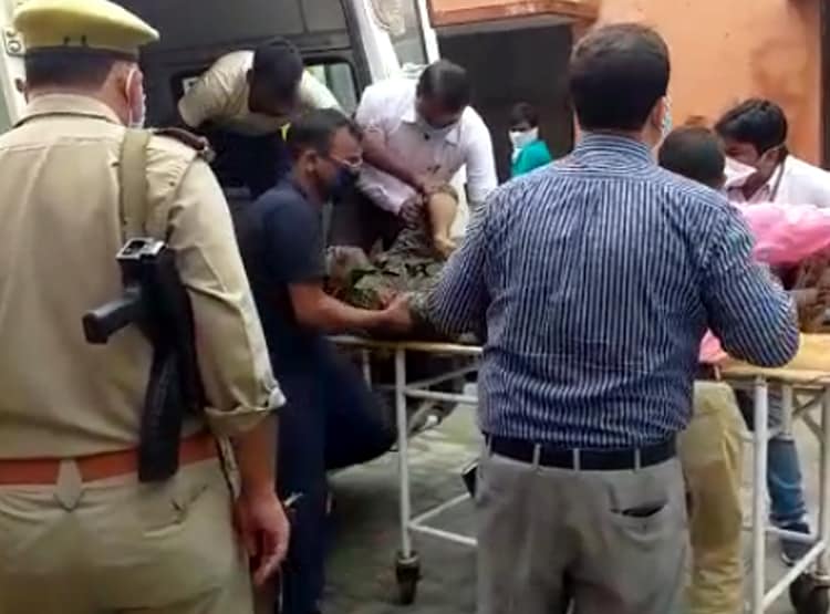 घायल को अस्पताल लेकर पहुंचे कलेक्टर, बदइंतजामी देख लिया एक्शन