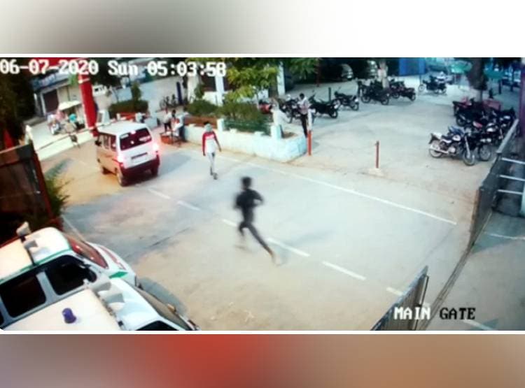 हथकड़ी में से हाथ निकालकर फरार कैदी, सीसीटीवी में कैद हुआ वाकया